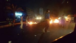 عيدروس في الإمارات وهادي في الرياض وشوارع عدن تشتعل بإطارات غاضبون على إنعدام الخدمات