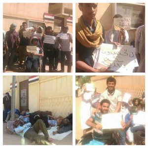 جرحى معتصمون امام بوابة السفارة اليمنية في الخرطوم يوم الخميس