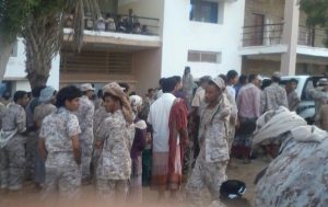 كارثة المرتبات في عدن.. ضرب الجنود بأعصية كهربائية حتى الإغماء .. وجندي يحاول إضرام النار في نفسه لعدم تسلم مرتبه