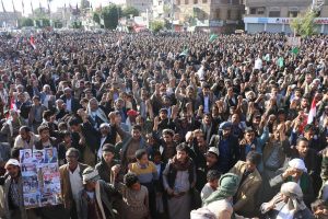 عشرات الآلاف يتظاهرون تأييداً لحكومة الإنقاذ التي شكلها حزب صالح والحوثي في صنعاء