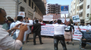 موظفو مركز الأطراف الصناعية وجمعية المعاقين بعدن ينفذون وقفة إحتجاجية أمام بوابة المحافظة