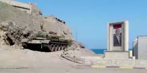 عدن .. حراسة قصر المعاشيق الرئاسي تعتقل ناشطين شاركوا في وقفة احتجاجية للمطالبة بالافراج عن معتقلين