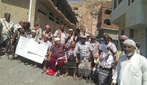 العشرات من المتقاعدين العسكريين والأمنيين بحضرموت ينفذون وقفة احتجاجية للمطالبة بصرف رواتبهم