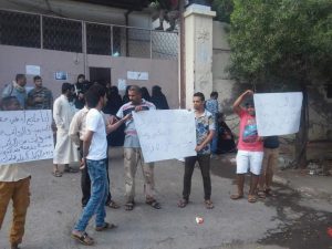 عدن .. وقفة احتجاجية لمتقاعدي وزارة الاسكان بعدن للمطالبة بصرف رواتبهم التقاعدية.