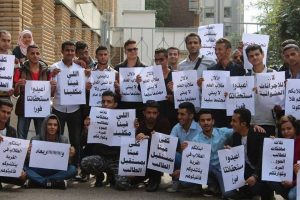 الطلاب اليمنيون في الخارج يطالبون بصرف مستحقاتهم المالية أو بإعدتهم الى اليمن