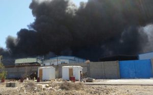 بالصور .. حريق هائل يلتهم مصنع ومخازن الإسفنج خلف ملعب 22 مايو بالممدارة في عدن