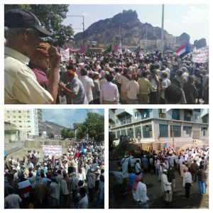 المئات من العسكريين يتظاهرون امام قصر المعاشيق بعدن للمطالبه بصرف مرتباتهم 