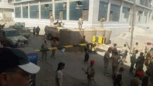 مجندون يغلقون بوابة قصر المعاشيق احتجاجا” لعدم صرف مرتباتهم