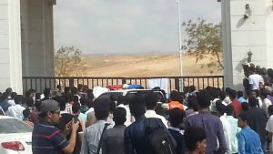 لليوم الرابع على التوالي طلاب جامعة حضرموت يقفلون البوابة الرئيسية للجامعة مطالبين بتنفيذ مطالبهم