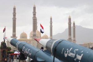 شاهد تواجد باليستي”بركان2″ في وسط ميدان السبعين بصنعاء ومئات الالآف من أتباع الحوثي وصالح يتظاهرون ضد التحالف