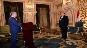 محافظ عدن الجديد يؤدي اليمين الدستورية , في ظل رفض شعبي واسع ومتظاهرون يلوّحون بالتصعيد