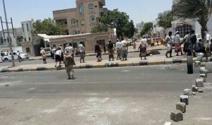 عدن.. غاضبون يغلقون شارع كورنيش بالمنصورة ويتظاهرون أمام منزل الميسري