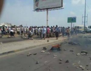 محتجون يقطعون طريق الجسر بعدن للمطالبة بصرف مرتباتهم