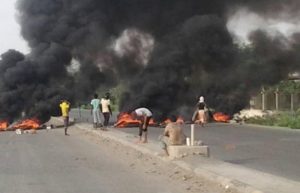 احتجاجات غاضبه وقطع للطرقات في لحج بعد فشل حكومه بن دغر في توفير الكهرباء للمحافظه