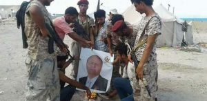 حادثة تمزيق صورة الرئيس تكشف عن تراخي القبضة الأمنية للأمارات على مطار عدن