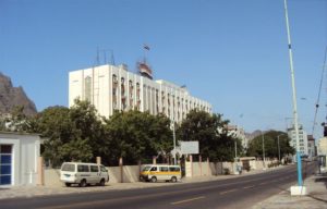 تصاعد المطالب بتسليم مبنى محافظة عدن للمفلحي . مالسبب ؟