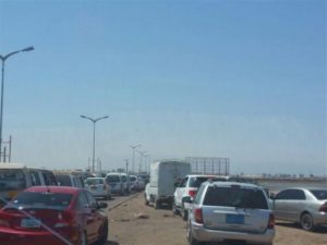 مجندون يقطعون الطريق البحري في عدن للمطالبة بصرف رواتبهم