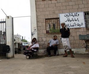 القاعدة تعاود حضورها في ابين بشكل علني وتنصب نقطة تفتيش في المراقشة