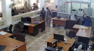 عدن .. مسلحون بزي عسكري يسطون على محل بيع ذهب في الشيخ عثمان