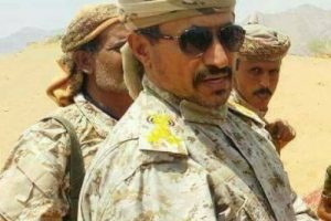 العميد جحدل يقطع طريق بيحان ـ عتق ـ الوديعة ويمنع المرور بقوة السلاح