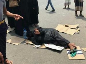 مواطنون يقطعون خط عدن – لحج احتجاجاً على تأجيل صرف مرتباتهم