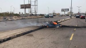 عدن: جنود محتجون يقطعون طريقاً رئيسياً في خور مكسر