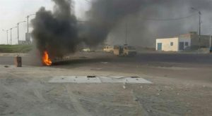 عدن: عسكريون يطالبون برواتبهم يقطعون طرقاً رئيسة بالقرب من مطار عدن الدولي.