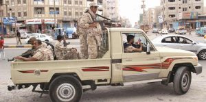 صحيفة تكشف عن تسليم الجنود الموالين لهادي بعدن مرتب واحد فيما وقعوا على تسليم مرتبي شهرين