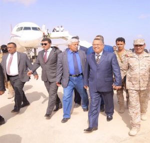 سخط على زيارة بن دغر لحضرموت: وعود لا تطعم خبزاً!