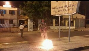 عدن على صفيح ساخن .. مواجهات مسلحه بين قوات مواليه للإمارات واخرى تابعه لهادي