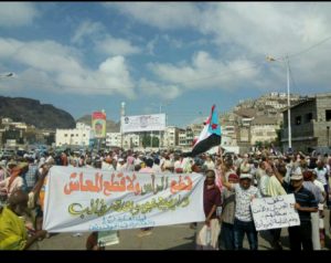 عسكريون جنوبيون يحتجون في عدن يطالبون الحكومة بصرف مرتباتهم المتأخرة