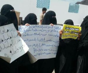 عدن: أهالي المعتقلين في سجون التحالف يواصلون احتجاجاتهم