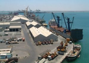 إلامارات تواصل تدمير ميناء عدن وقواتها توقف تدفق الشحنات نحو صنعاء
