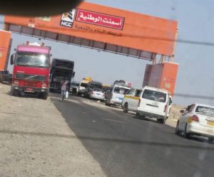 قوات إماراتيه تطلق النار على عشرات العوائل النازحه من تعز وتمنعها من دخول عدن