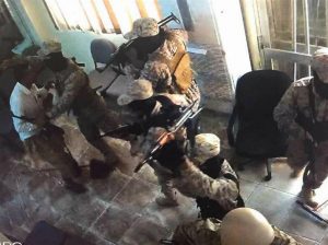 مسلحيين يرتدون زياً عسكرياً ينهبون عدد من المحلات التجارية في كريتر