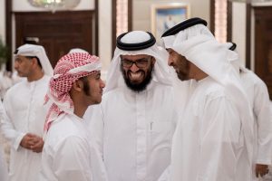 امرأة عدنية تهين رجل الإمارات الأول في عدن هاني بن بريك