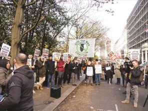 تظاهرة أمام السفارة الإماراتية في لندن تندد بممارساتها غير الإنسانية في اليمن