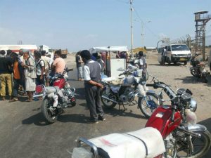عدن: مواطنون يقطعون الطريق في البريقة بسبب أزمة الوقود