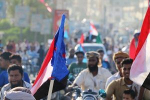توافد الآلاف من الجنوبيين لإسقاط حكومة بن دغر في عدن