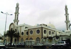 عدن : خطيب مسجد يعلن إلغاء اقامة خطبة الجمعة إحتجاجاً على قتل الخطباء