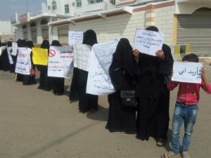 عدن .. أمهات المخفيين قسراً في السجون السرية يواصلن الإحتجاج