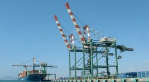 رجل أعمال يكشف حجم الفساد والجبايات في ميناء عدن  ويشيد بتسهيلات صنعاء في ميناء الحديدة