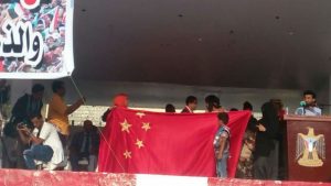 تأكيداً على رفض الوجود الإماراتي في الميناء.. مواطنون يرفعون علم الصين في عدن