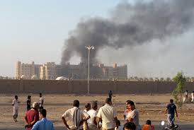 عدن : إنفجار مخزن اسلحة في معسكر الحزام الأمني في البريقة
