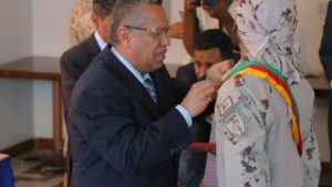 بن دغر يكرم الحاكم العسكري الإماراتي لحضرموت بوسام الشجاعه