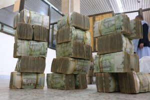 مركز إقتصادي يطالب حكومة هادي دفع رواتب موظفي الشمال