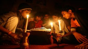 عدن :  إنقطاع الكهرباء يضاعف معاناة المواطنين