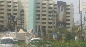 قادة الإمارات على أبنية عدن: الصور العملاقة لا تحجب الدمار