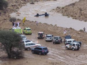 إعصار “ماكونو “يفضح الاهتمام الإماراتي بسقطرى وحضور عماني كويتي عند الكارثة