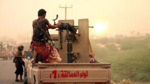 ضابط إماراتي رفيع يوبخ قيادات العمالقة ويهدد باستبدال القوات الجنوبية بقوات أفريقية